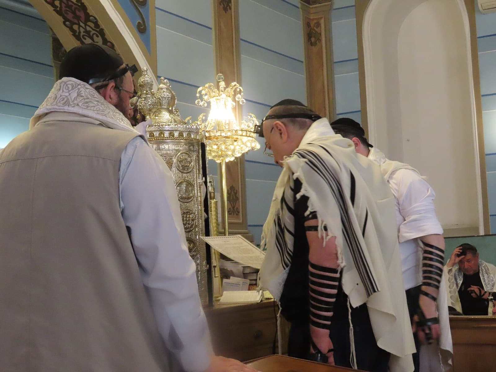 Synagogue Architecture: From Ancient Stones to Modern Spaces